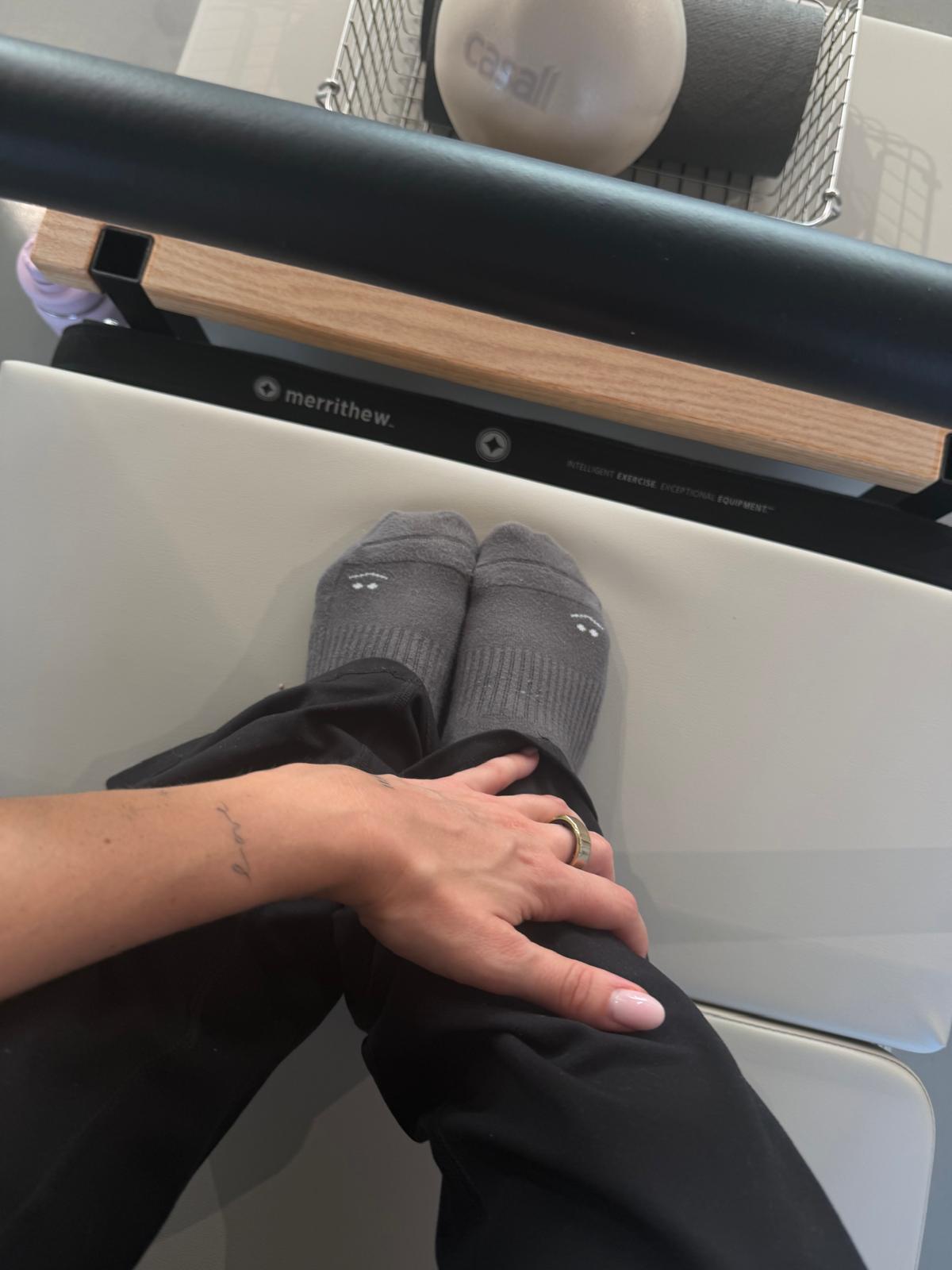 Reformer Pilates Anfänger Grip Socks Outfit Alfi Studios Berlin