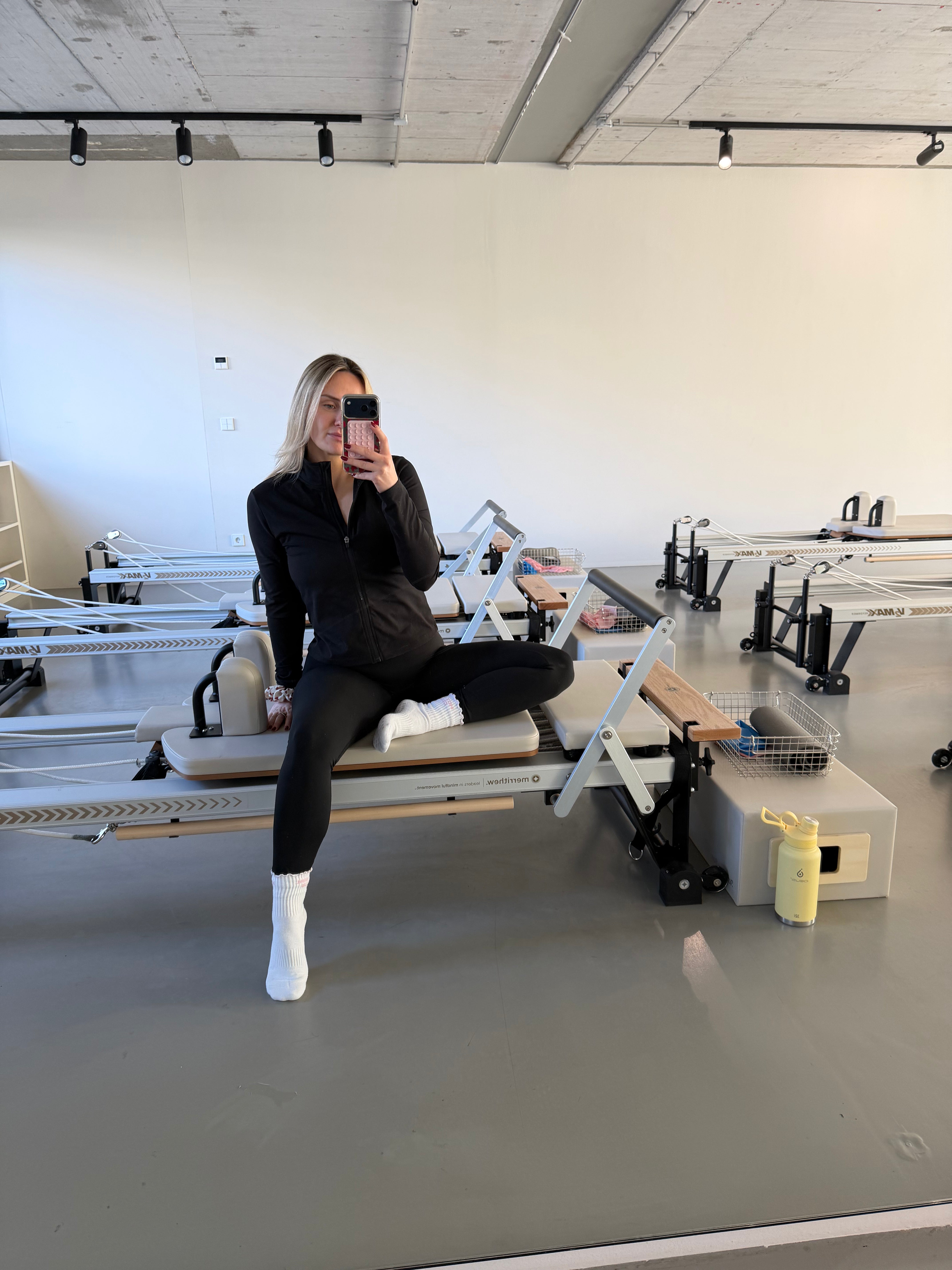 Pilates Outfit minimalistisch stilvoll Leggings Grip Socks Alfi Studios