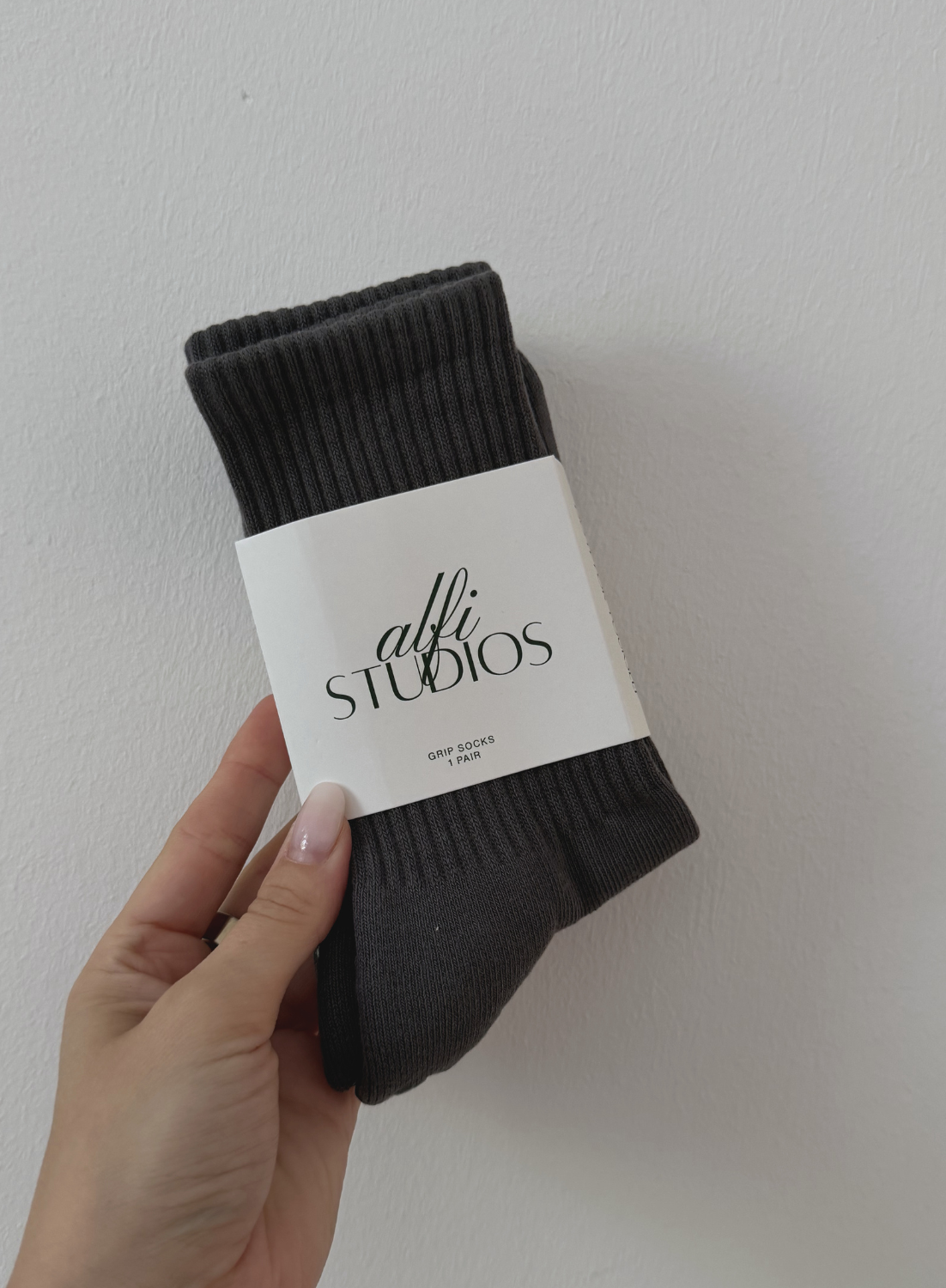Alfi Studios Grip Socks Charcoal Smiley Design – rutschfest Pilates Reformer Berlin
