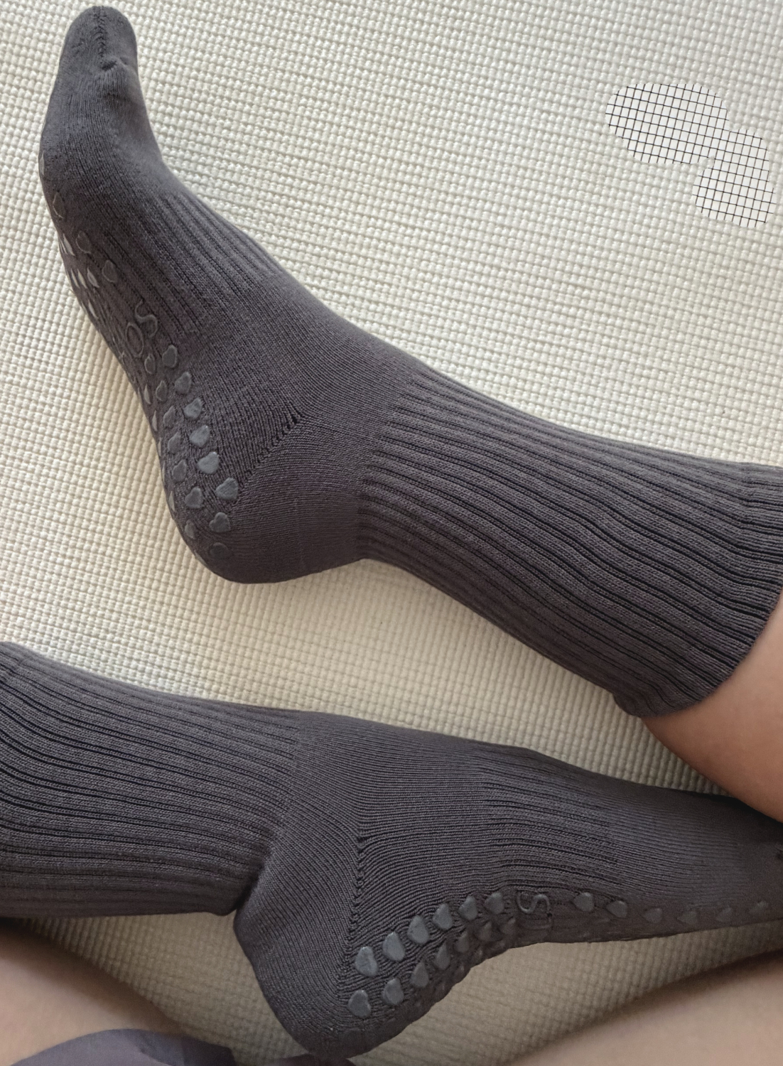 Alfi Studios Grip Socks Charcoal Smiley Design – rutschfest Pilates Reformer Berlin