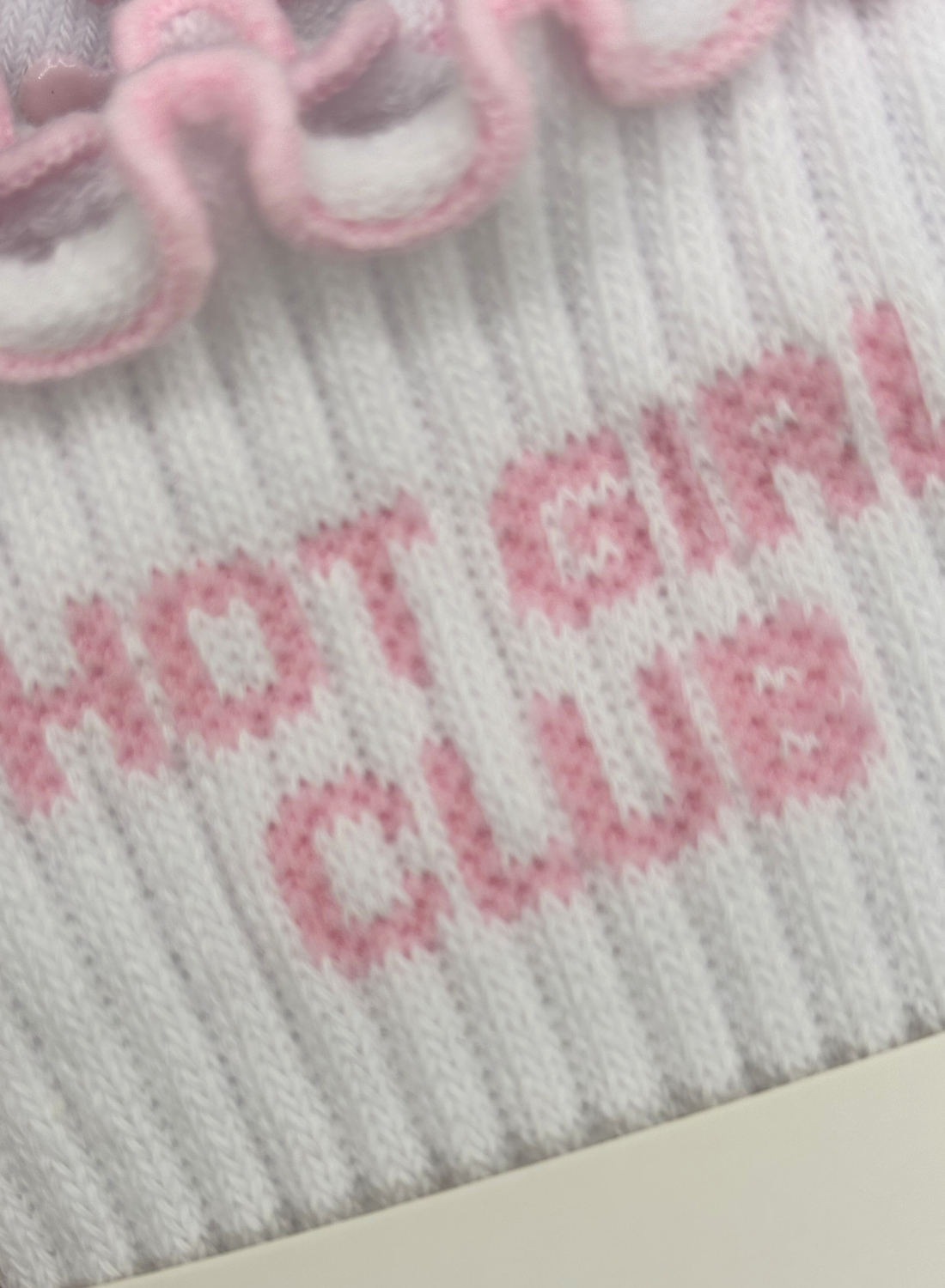 Alfi Studios Grip Socks "Hot Girl Club" Schriftzug Nahaufnahme