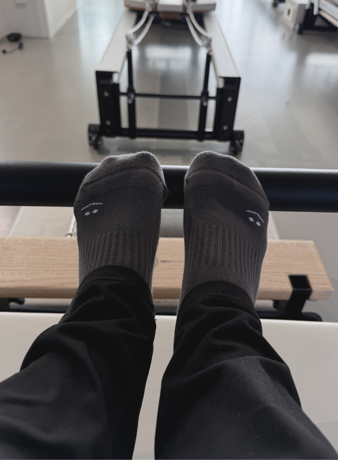 Alfi Studios Grip Socks Charcoal Smiley Design – rutschfest Pilates Reformer Berlin