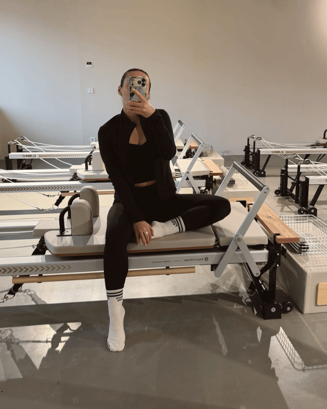 Alfi Studios Grip Socks Charcoal Smiley auf dem Reformer – rutschfest für Pilates