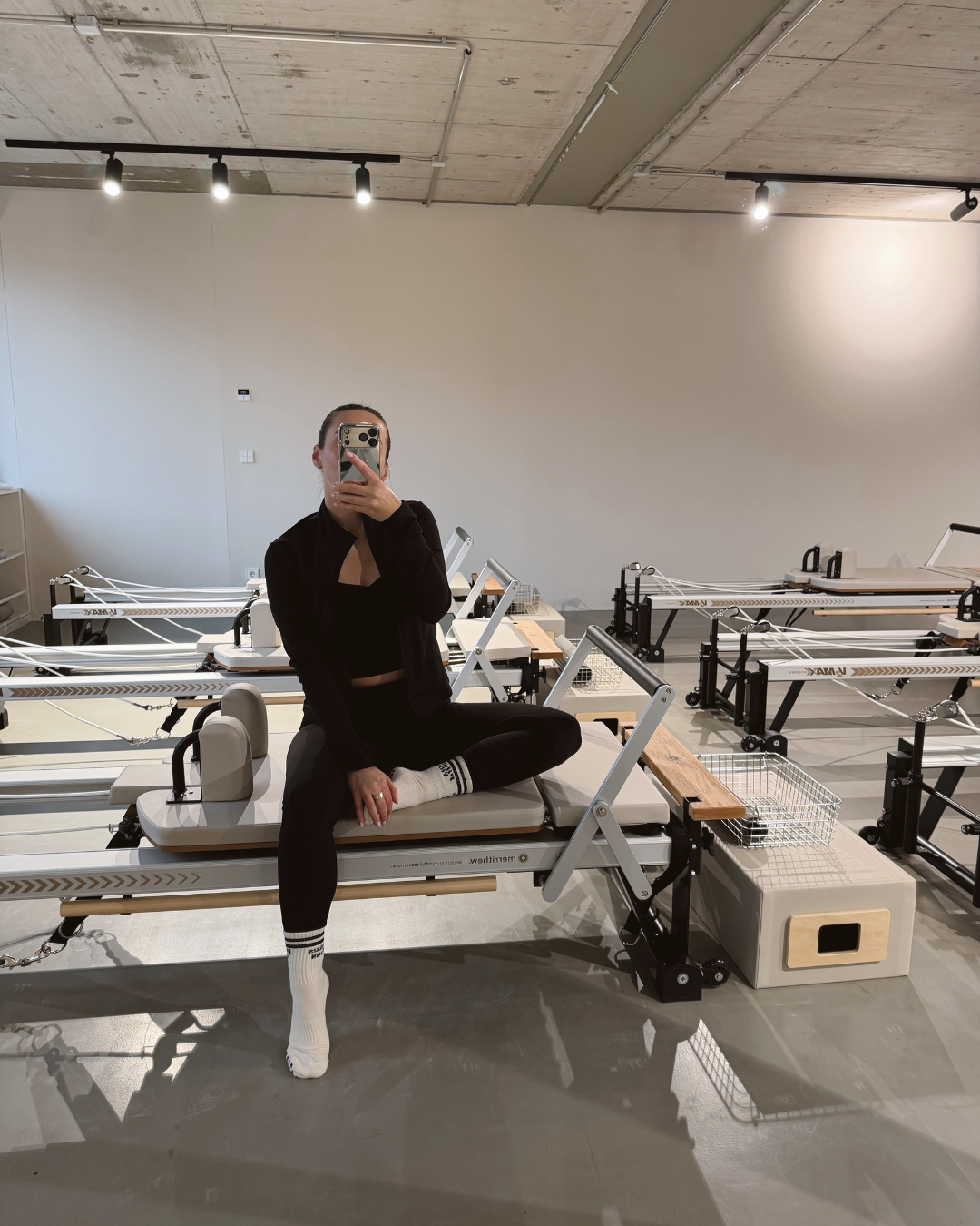 Was anziehen Reformer Pilates Outfit Anfänger Grip Socks Alfi Studios