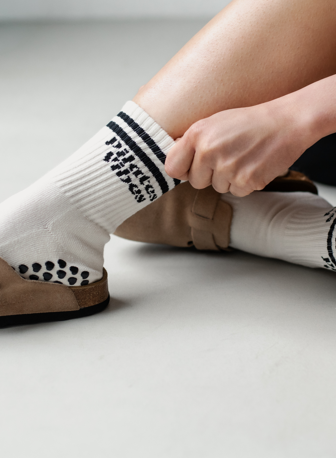 Alfi Studios Grip Socks "Pilates Vibes" Schriftzug Nahaufnahme