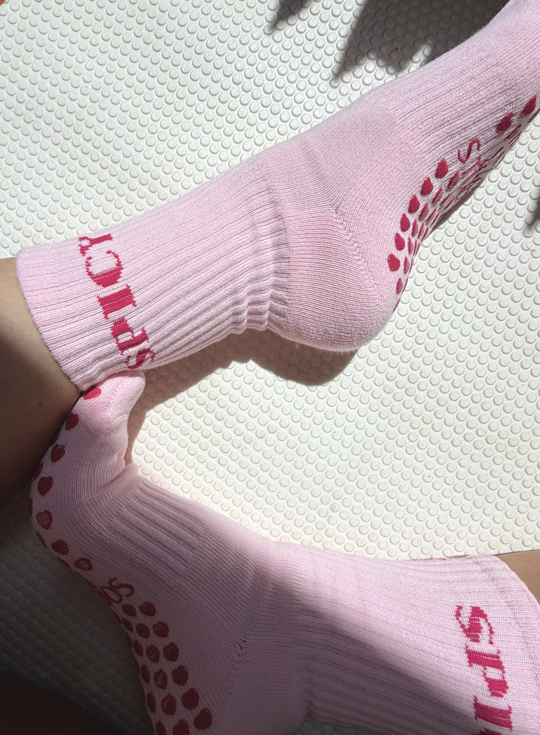 Alfi Studios Grip Socks Pink Spicy Design – rutschfest Pilates Reformer Herz Grip Berlin