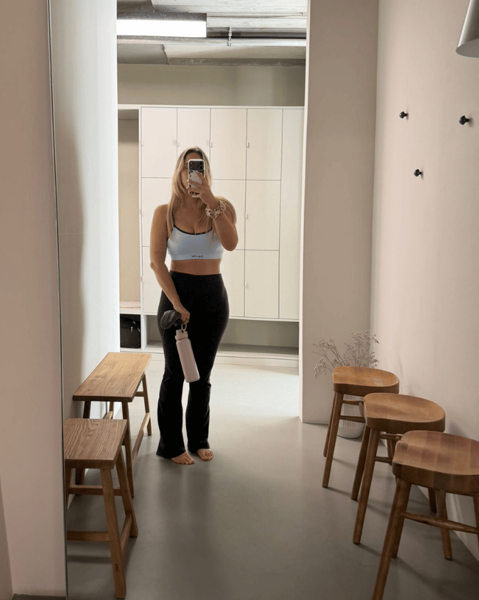Alfi Studios Grip Socks Charcoal Smiley auf dem Reformer – rutschfest für Pilates